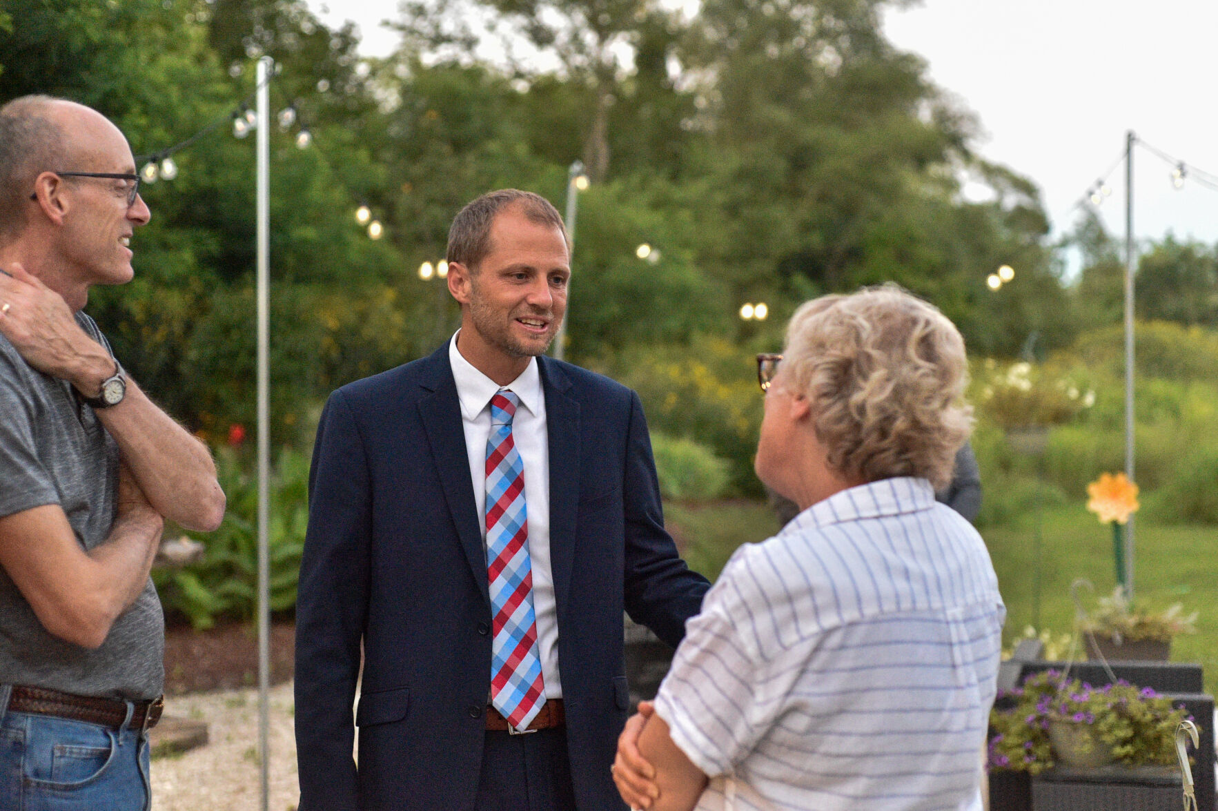 Steen chats with guests